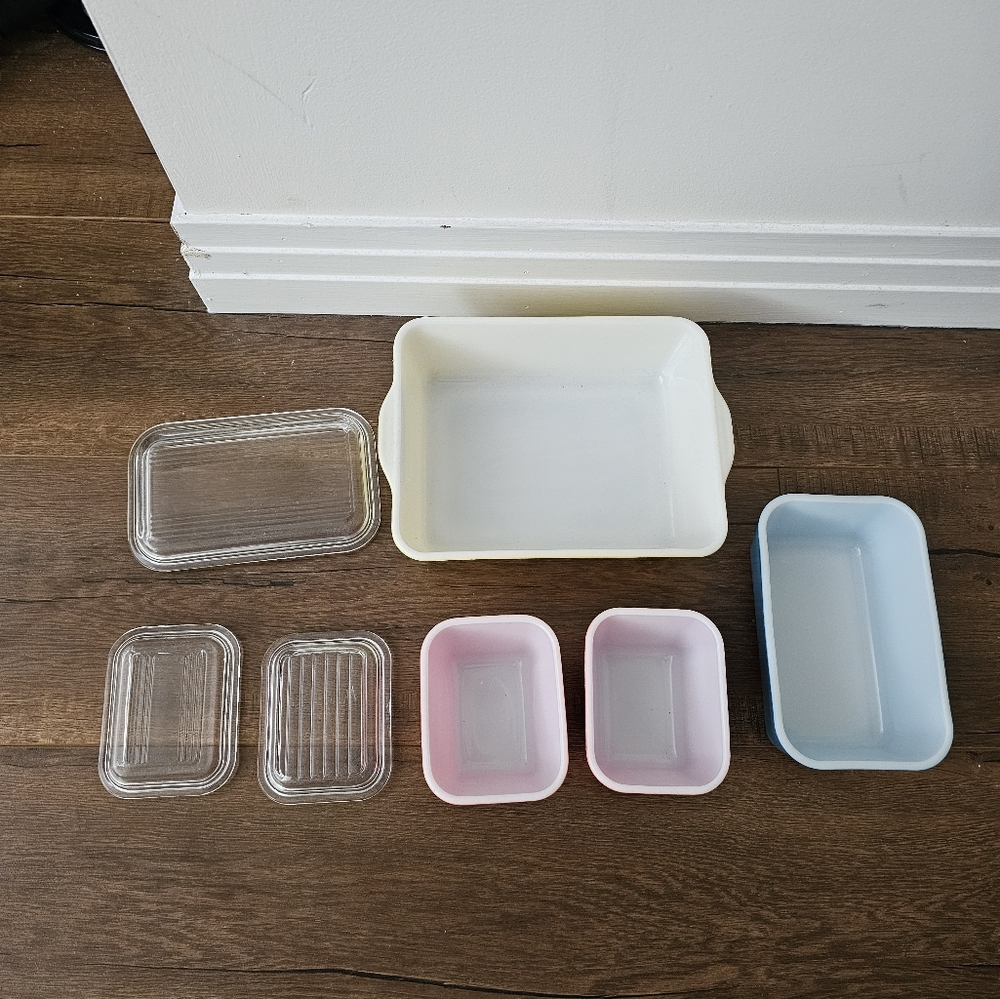 1940s Pyrex baking and storage dishes